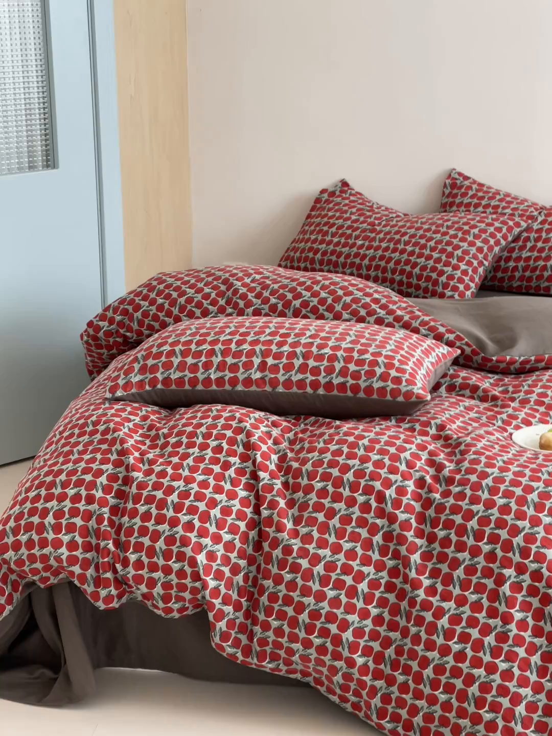 91家纺网 家纺一手货源 找家纺 萝莉家纺 2025新款全棉复古美式风水洗双层纱印花四件套 红苹果