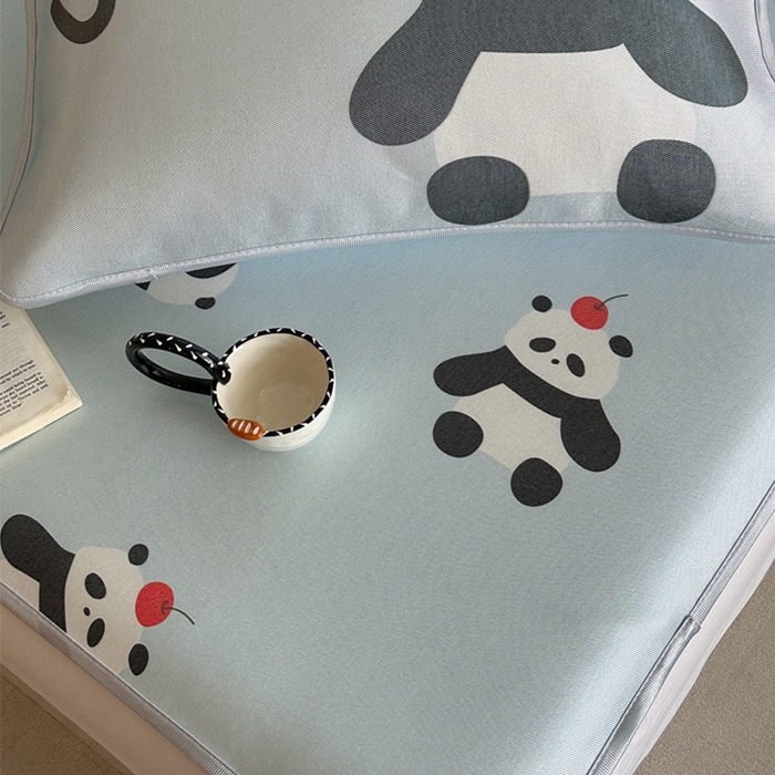 91家纺网 家纺一手货源 找家纺 萝莉家纺 2025新款升级900D加厚数码印花斜纹冰丝床席款凉席三件套 苹果熊猫蓝