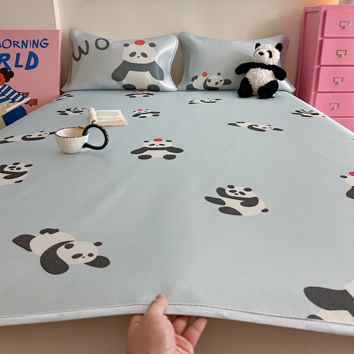 91家纺网 家纺一手货源 找家纺 萝莉家纺 2025新款升级900D加厚数码印花斜纹冰丝床席款凉席三件套 苹果熊猫蓝