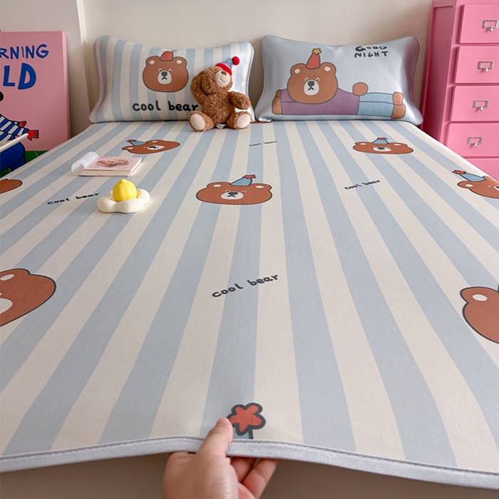 91家纺网 家纺一手货源 找家纺 萝莉家纺 2025新款升级900D加厚数码印花斜纹冰丝床席款凉席三件套 酷酷的熊