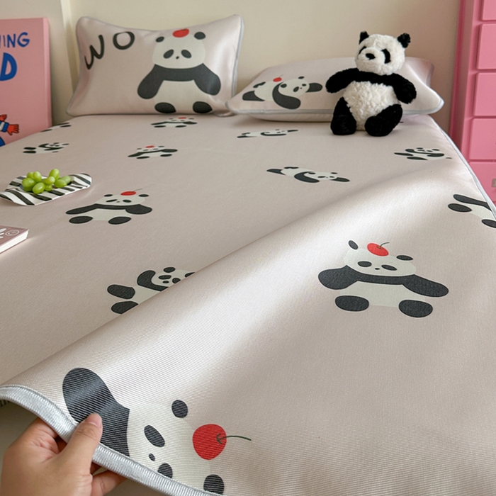 91家纺网 家纺一手货源 找家纺 萝莉家纺 2025新款升级900D加厚数码印花斜纹冰丝床席款凉席三件套 苹果熊猫粉