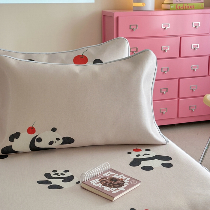 91家纺网 家纺一手货源 找家纺 萝莉家纺 2025新款升级900D加厚数码印花斜纹冰丝床席款凉席三件套 苹果熊猫粉