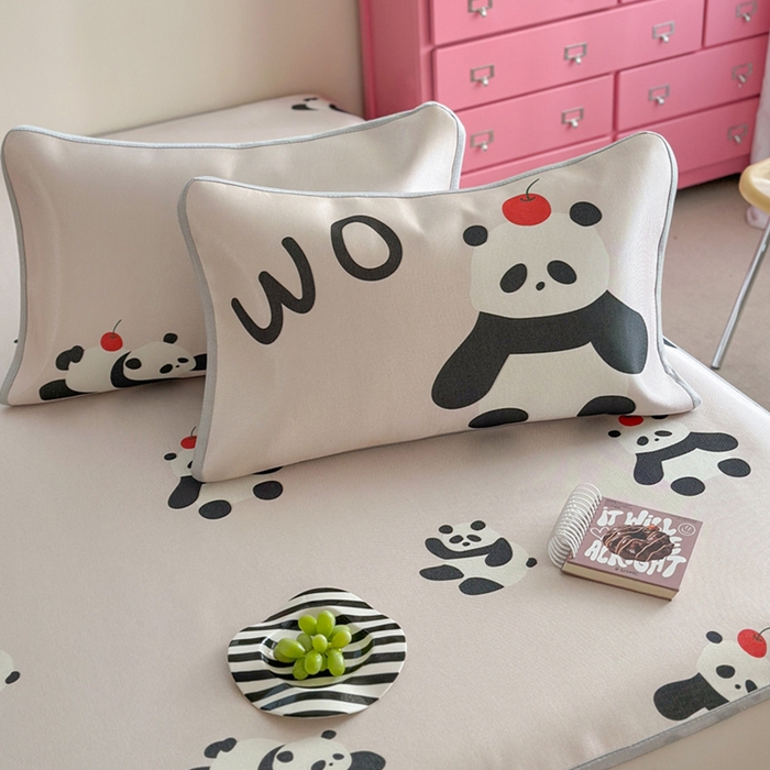 91家纺网 家纺一手货源 找家纺 萝莉家纺 2025新款升级900D加厚数码印花斜纹冰丝床席款凉席三件套 苹果熊猫粉