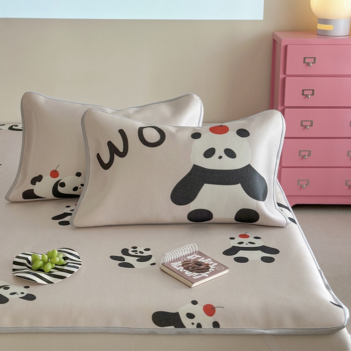 91家纺网 家纺一手货源 找家纺 萝莉家纺 2025新款升级900D加厚数码印花斜纹冰丝床席款凉席三件套 苹果熊猫粉