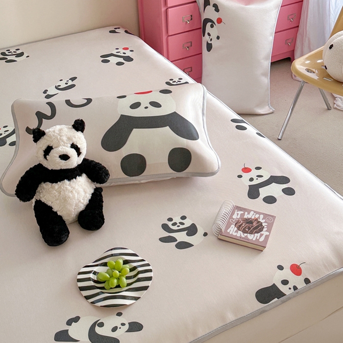 91家纺网 家纺一手货源 找家纺 萝莉家纺 2025新款升级900D加厚数码印花斜纹冰丝床席款凉席三件套 苹果熊猫粉