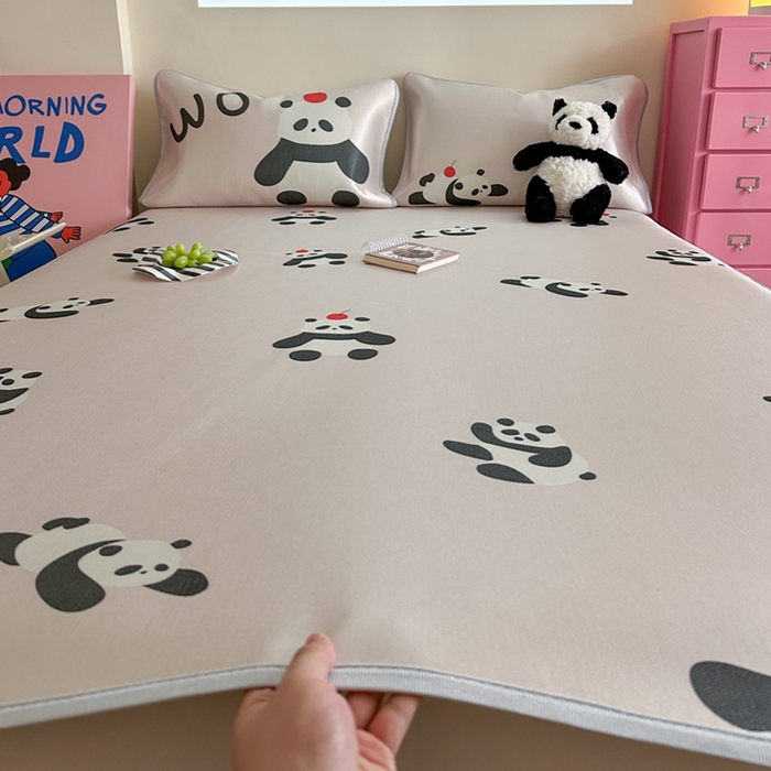 91家纺网 家纺一手货源 找家纺 萝莉家纺 2025新款升级900D加厚数码印花斜纹冰丝床席款凉席三件套 苹果熊猫粉