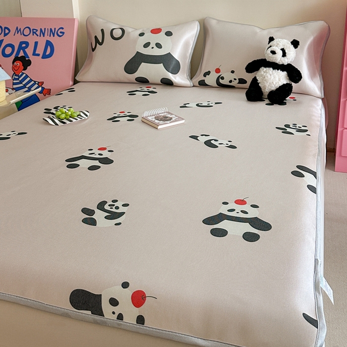 91家纺网 家纺一手货源 找家纺 萝莉家纺 2025新款升级900D加厚数码印花斜纹冰丝床席款凉席三件套 苹果熊猫粉