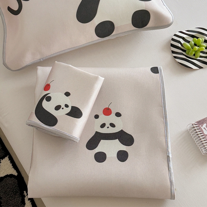 91家纺网 家纺一手货源 找家纺 萝莉家纺 2025新款升级900D加厚数码印花斜纹冰丝床席款凉席三件套 苹果熊猫粉