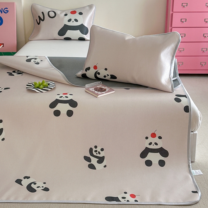 91家纺网 家纺一手货源 找家纺 萝莉家纺 2025新款升级900D加厚数码印花斜纹冰丝床席款凉席三件套 苹果熊猫粉