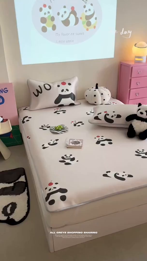 91家纺网 家纺一手货源 找家纺 萝莉家纺 2025新款升级900D加厚数码印花斜纹冰丝床席款凉席三件套 苹果熊猫粉