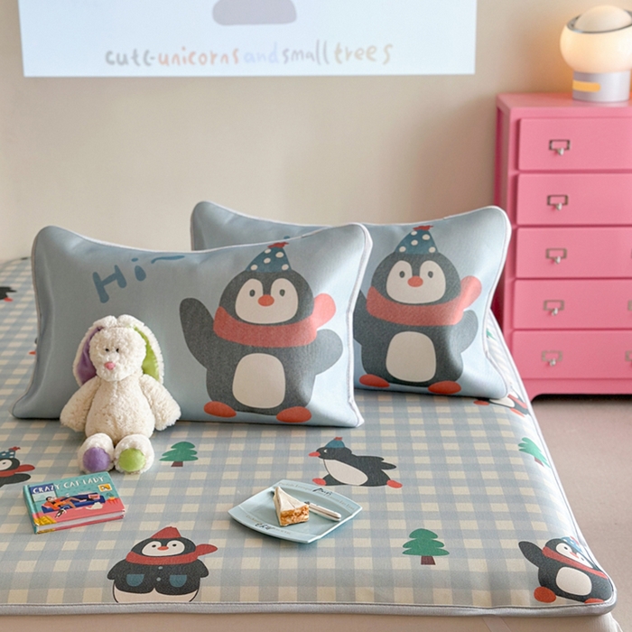 91家纺网 家纺一手货源 找家纺 萝莉家纺 2025新款升级900D加厚数码印花斜纹冰丝床席款凉席三件套 企鹅萌萌