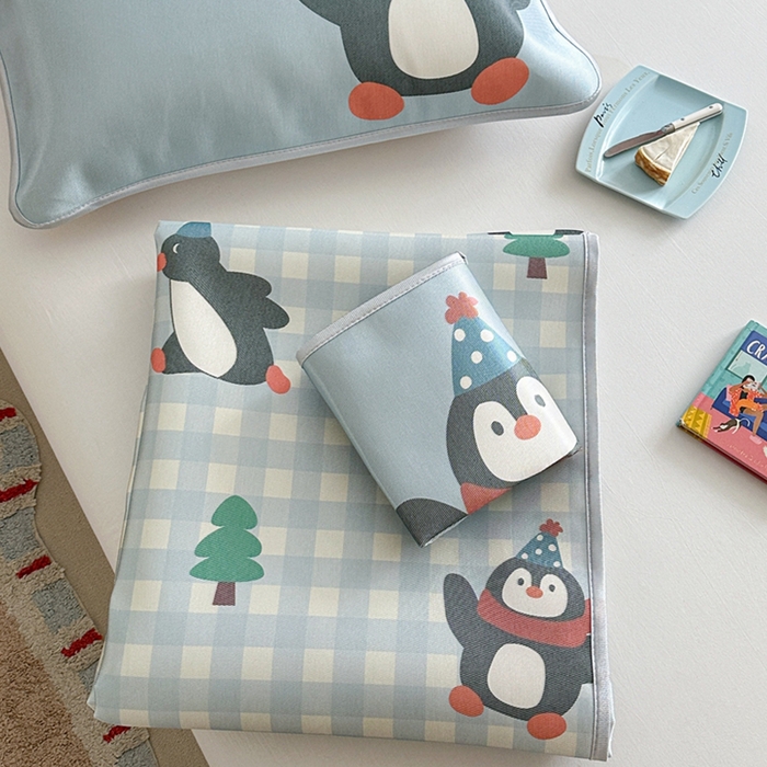 91家纺网 家纺一手货源 找家纺 萝莉家纺 2025新款升级900D加厚数码印花斜纹冰丝床席款凉席三件套 企鹅萌萌