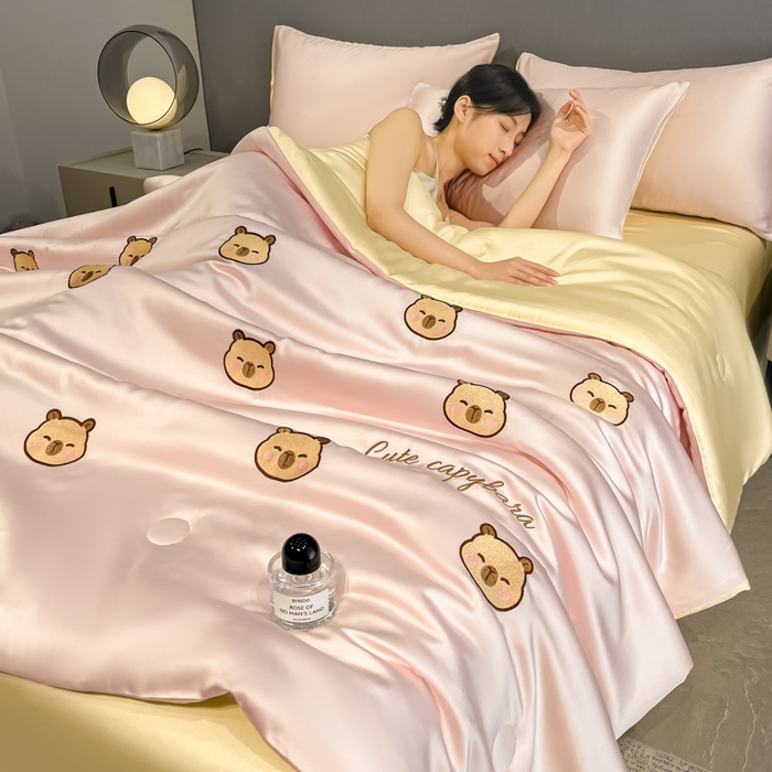 91家纺网 家纺一手货源 找家纺 如一 2025新款精绣系列水洗冰丝夏被四件套 卡皮巴拉-粉米