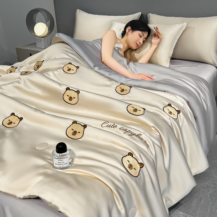 91家纺网 家纺一手货源 找家纺 如一 2025新款精绣系列水洗冰丝夏被四件套 卡皮巴拉-香槟灰