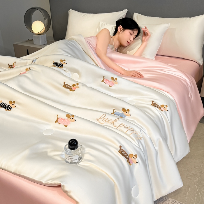 91家纺网 家纺一手货源 找家纺 如一 2025新款精绣系列水洗冰丝夏被四件套 腊肠狗-奶白粉