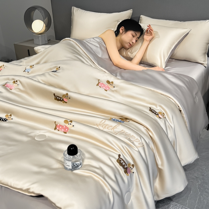 91家纺网 家纺一手货源 找家纺 如一 2025新款精绣系列水洗冰丝夏被四件套 腊肠狗-香槟灰