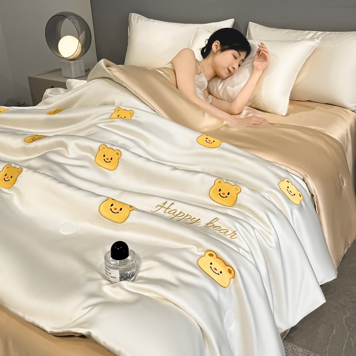 91家纺网 家纺一手货源 找家纺 如一 2025新款精绣系列水洗冰丝夏被四件套 奶油熊-奶白咖