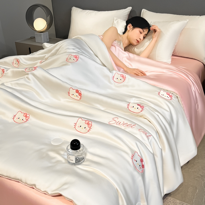 91家纺网 家纺一手货源 找家纺 如一 2025新款精绣系列水洗冰丝夏被四件套 甜心猫-奶白粉