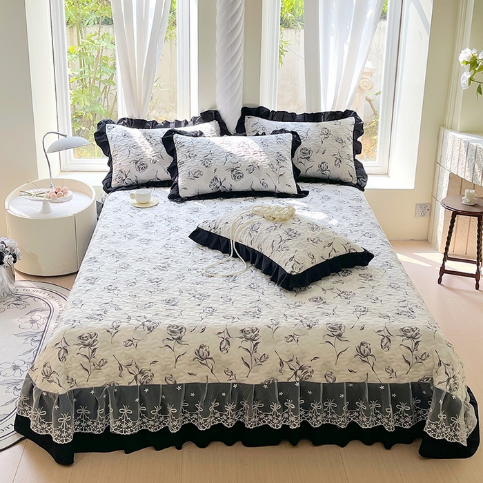 91家纺网 家纺一手货源 找家纺 雨彤家纺 2025年新款赫本风云朵水洗棉夹棉双层花边床盖 水墨玫瑰-赫本风