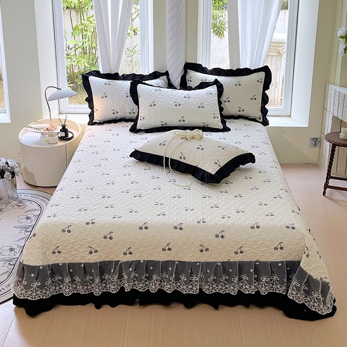 91家纺网 家纺一手货源 找家纺 雨彤家纺 2025年新款赫本风云朵水洗棉夹棉双层花边床盖 樱桃-赫本风