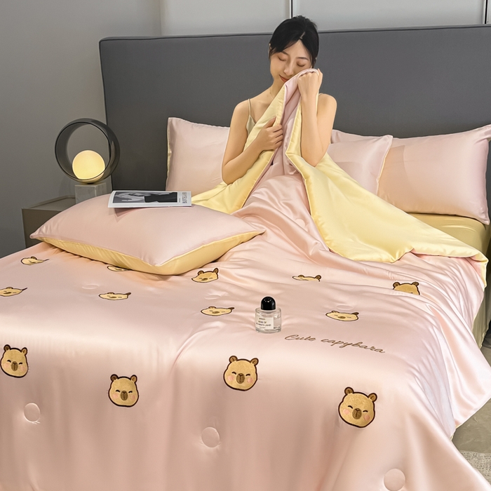 91家纺网 家纺一手货源 找家纺 如一 2025新款精绣系列水洗冰丝夏被四件套 卡皮巴拉-粉米