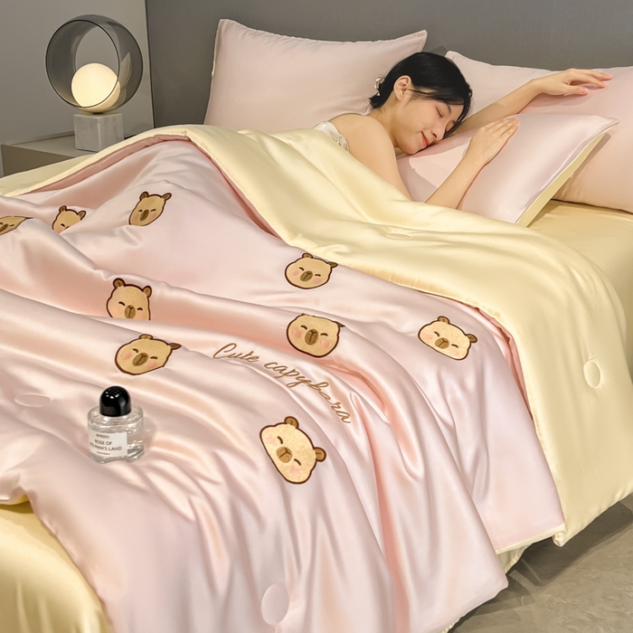 91家纺网 家纺一手货源 找家纺 如一 2025新款精绣系列水洗冰丝夏被四件套 卡皮巴拉-粉米