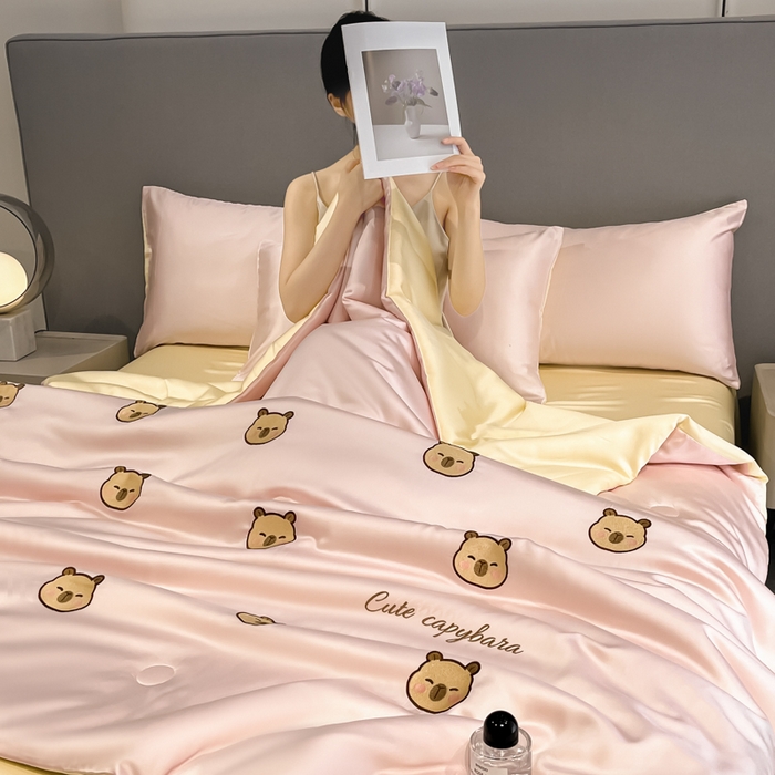 91家纺网 家纺一手货源 找家纺 如一 2025新款精绣系列水洗冰丝夏被四件套 卡皮巴拉-粉米