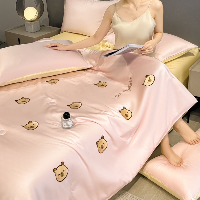 91家纺网 家纺一手货源 找家纺 如一 2025新款精绣系列水洗冰丝夏被四件套 卡皮巴拉-粉米