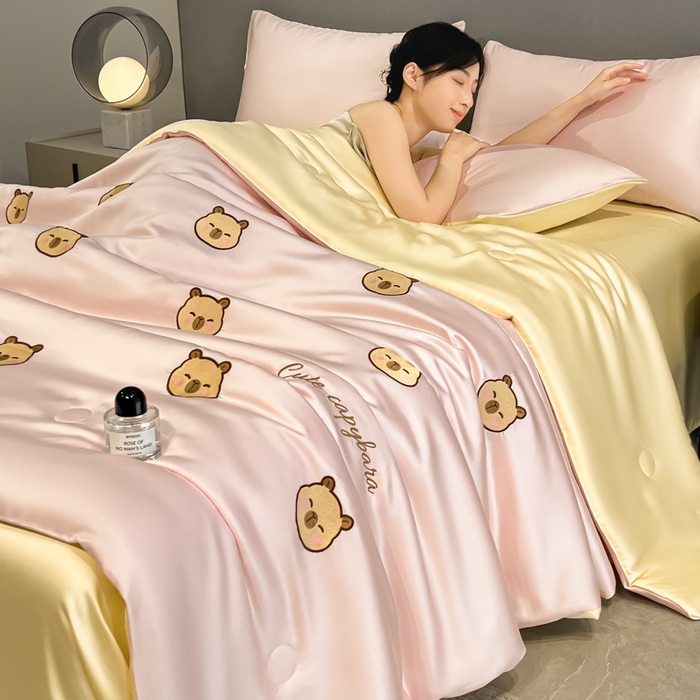 91家纺网 家纺一手货源 找家纺 如一 2025新款精绣系列水洗冰丝夏被四件套 卡皮巴拉-粉米