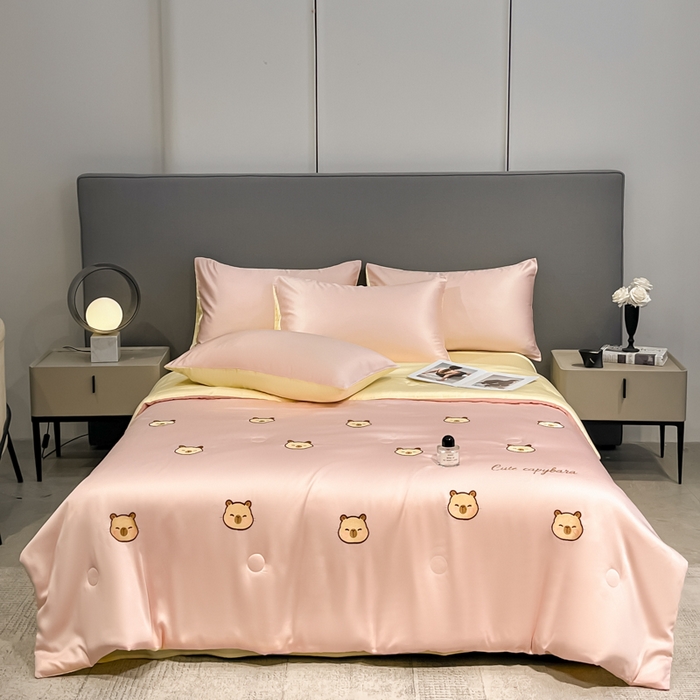 91家纺网 家纺一手货源 找家纺 如一 2025新款精绣系列水洗冰丝夏被四件套 卡皮巴拉-粉米