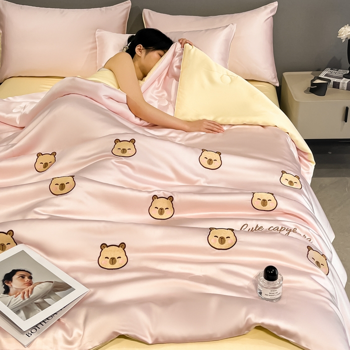 91家纺网 家纺一手货源 找家纺 如一 2025新款精绣系列水洗冰丝夏被四件套 卡皮巴拉-粉米