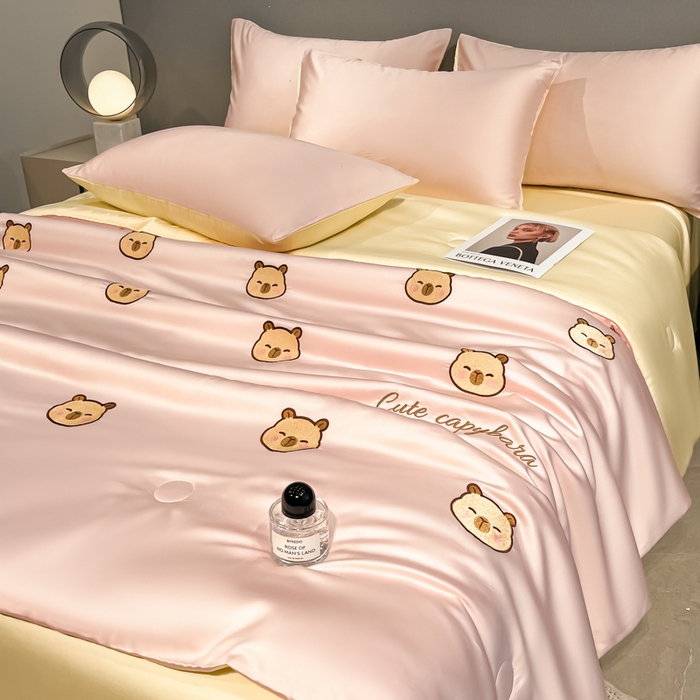 91家纺网 家纺一手货源 找家纺 如一 2025新款精绣系列水洗冰丝夏被四件套 卡皮巴拉-粉米