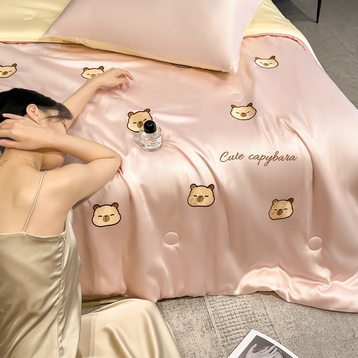 91家纺网 家纺一手货源 找家纺 如一 2025新款精绣系列水洗冰丝夏被四件套 卡皮巴拉-粉米