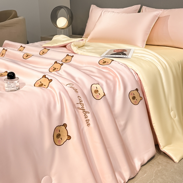 91家纺网 家纺一手货源 找家纺 如一 2025新款精绣系列水洗冰丝夏被四件套 卡皮巴拉-粉米