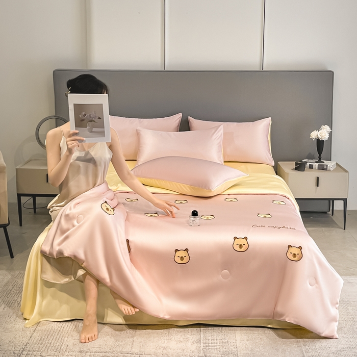 91家纺网 家纺一手货源 找家纺 如一 2025新款精绣系列水洗冰丝夏被四件套 卡皮巴拉-粉米