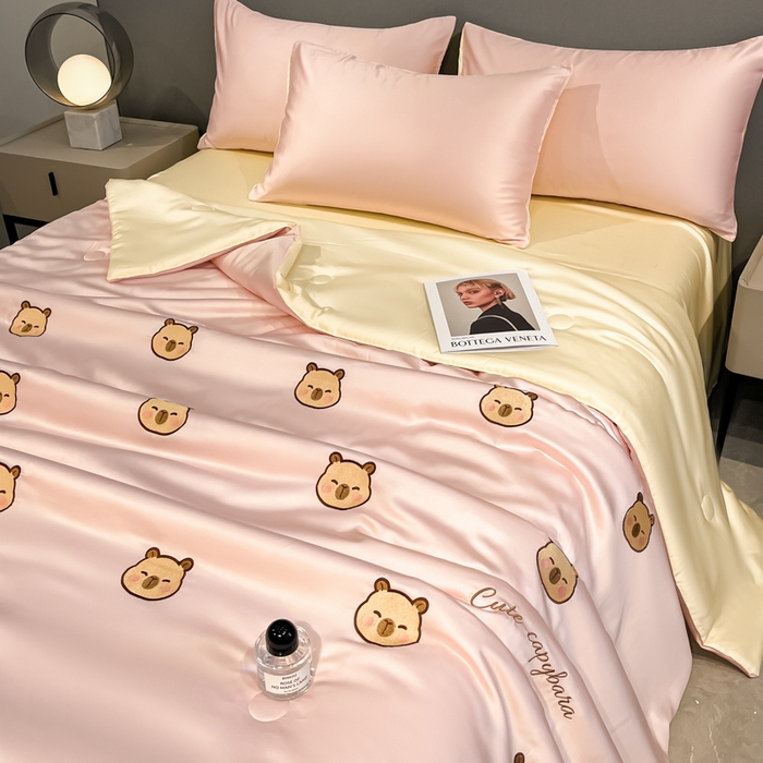 91家纺网 家纺一手货源 找家纺 如一 2025新款精绣系列水洗冰丝夏被四件套 卡皮巴拉-粉米