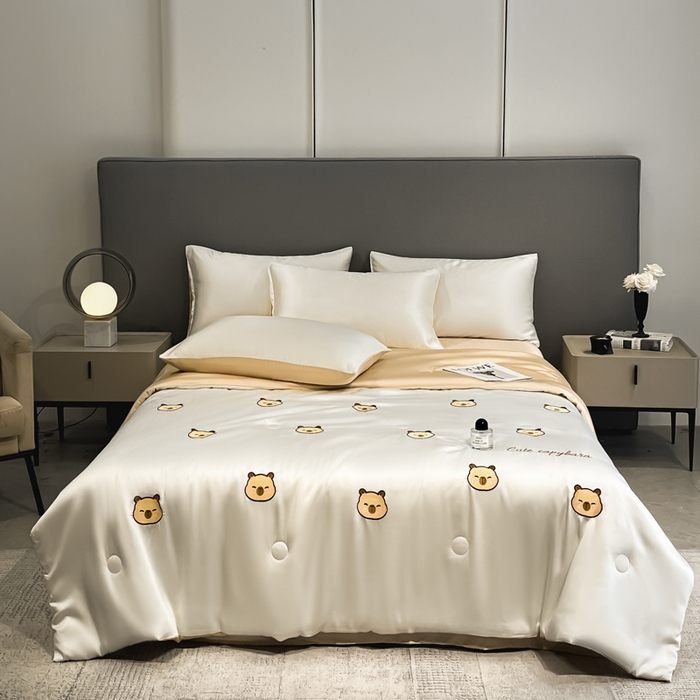 91家纺网 家纺一手货源 找家纺 如一 2025新款精绣系列水洗冰丝夏被四件套 卡皮巴拉-奶白咖