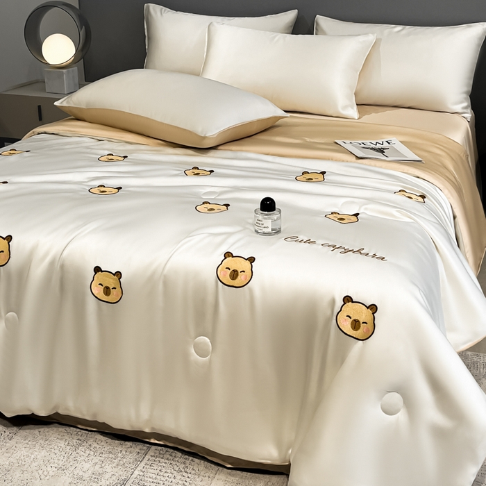 91家纺网 家纺一手货源 找家纺 如一 2025新款精绣系列水洗冰丝夏被四件套 卡皮巴拉-奶白咖