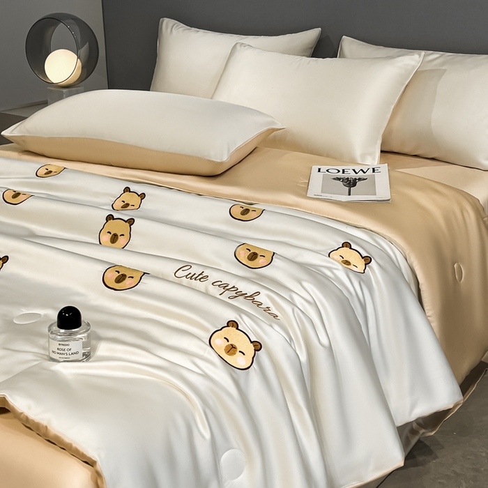 91家纺网 家纺一手货源 找家纺 如一 2025新款精绣系列水洗冰丝夏被四件套 卡皮巴拉-奶白咖