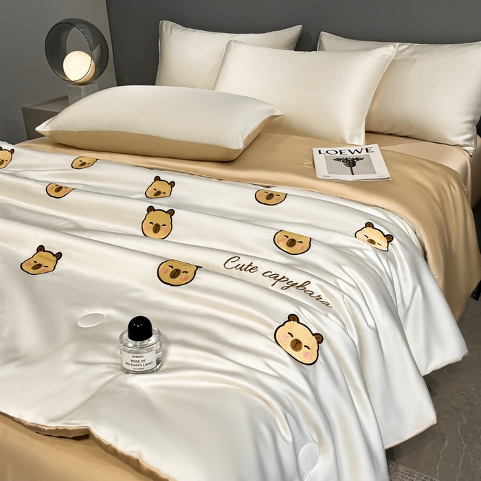 91家纺网 家纺一手货源 找家纺 如一 2025新款精绣系列水洗冰丝夏被四件套 卡皮巴拉-奶白咖