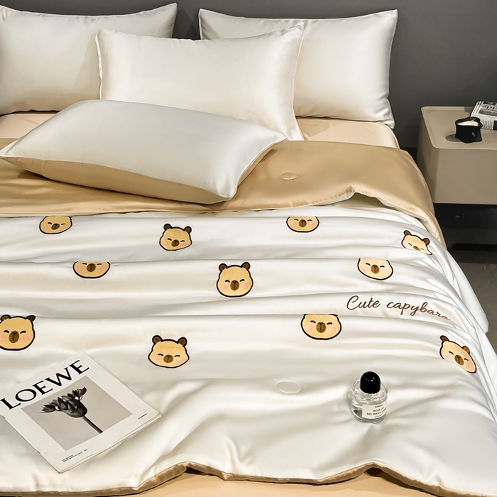 91家纺网 家纺一手货源 找家纺 如一 2025新款精绣系列水洗冰丝夏被四件套 卡皮巴拉-奶白咖