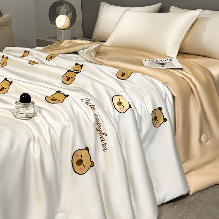 91家纺网 家纺一手货源 找家纺 如一 2025新款精绣系列水洗冰丝夏被四件套 卡皮巴拉-奶白咖