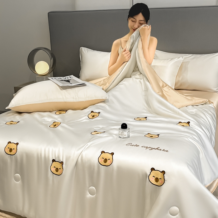 91家纺网 家纺一手货源 找家纺 如一 2025新款精绣系列水洗冰丝夏被四件套 卡皮巴拉-奶白咖