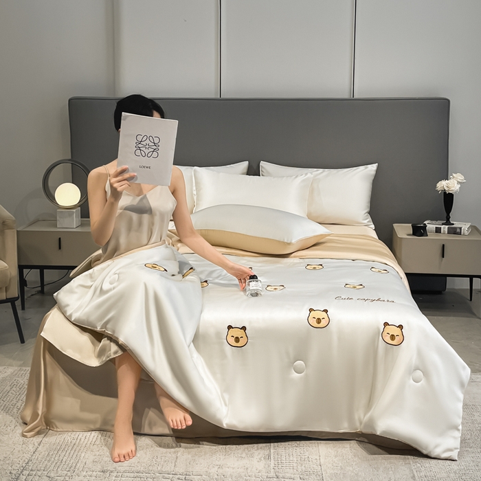 91家纺网 家纺一手货源 找家纺 如一 2025新款精绣系列水洗冰丝夏被四件套 卡皮巴拉-奶白咖