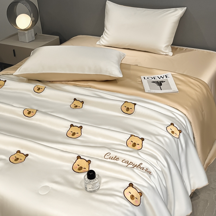 91家纺网 家纺一手货源 找家纺 如一 2025新款精绣系列水洗冰丝夏被四件套 卡皮巴拉-奶白咖