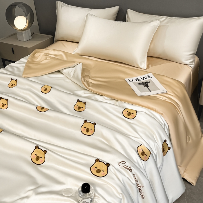 91家纺网 家纺一手货源 找家纺 如一 2025新款精绣系列水洗冰丝夏被四件套 卡皮巴拉-奶白咖