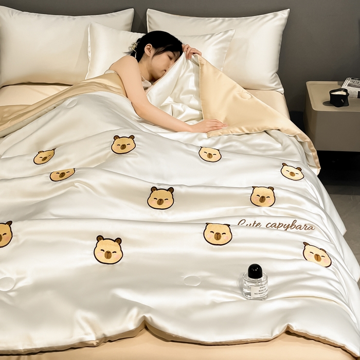 91家纺网 家纺一手货源 找家纺 如一 2025新款精绣系列水洗冰丝夏被四件套 卡皮巴拉-奶白咖