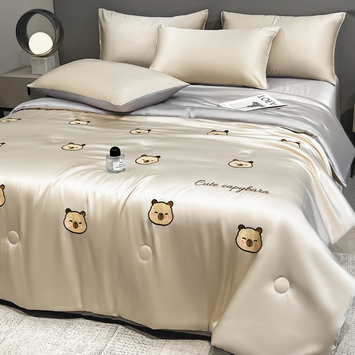 91家纺网 家纺一手货源 找家纺 如一 2025新款精绣系列水洗冰丝夏被四件套 卡皮巴拉-香槟灰