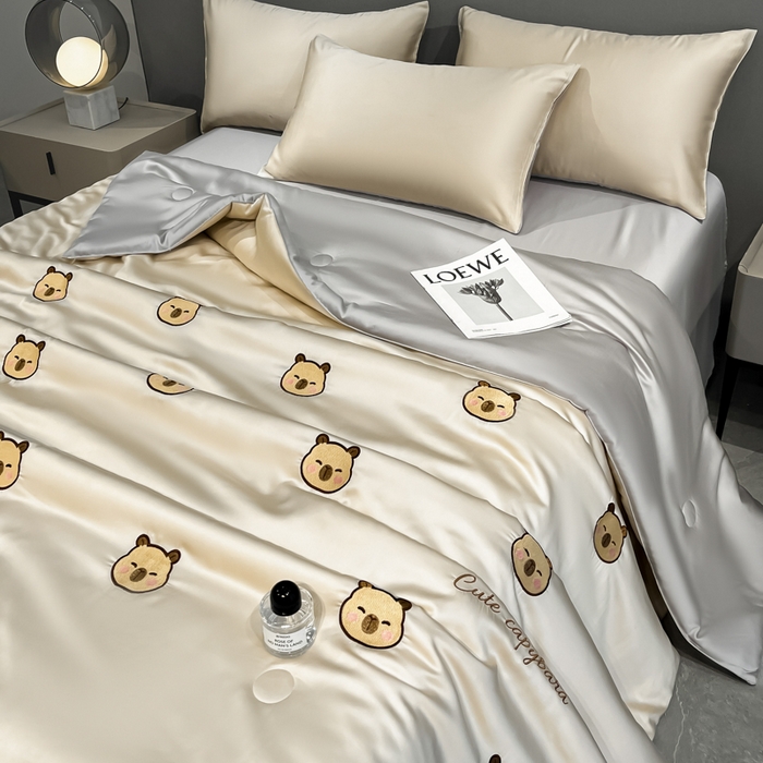 91家纺网 家纺一手货源 找家纺 如一 2025新款精绣系列水洗冰丝夏被四件套 卡皮巴拉-香槟灰