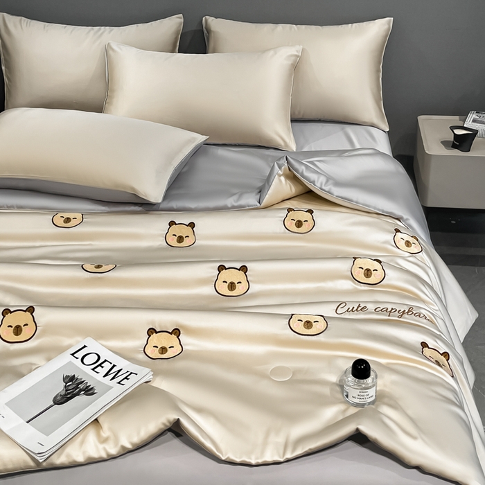 91家纺网 家纺一手货源 找家纺 如一 2025新款精绣系列水洗冰丝夏被四件套 卡皮巴拉-香槟灰